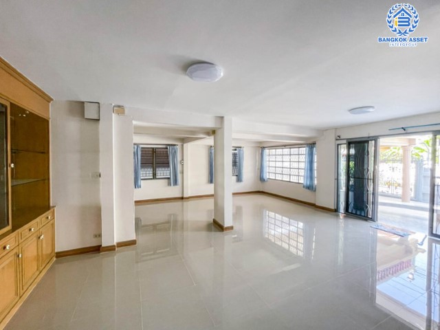 *****บ้านเดี่ยวมือสองย่านนนทบุรี ม. ศราวัณวิลล์ แจ้งวัฒนะ บนเนื้อที่ 54 ตร.ว. ฟังก์ชัน 4 ห้องนอน 3 ห้องน้ำ 3 ที่จอดรถ บ้านรีโนเวทใหม่ สภาพสวยพร้อมอยู่ แถมเครื่องปรับอากาศ บนทำเลเชื่อมต่อทุกการเดินทาง ใกล้รถไฟฟ้าสายสีชมพู "สถานีแจ้งวัฒนะ-ปากเกร็ด" และทางด่วน "ศรีรัช"